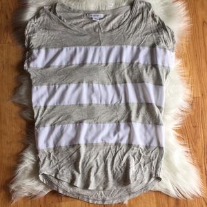 Light gray/white tee